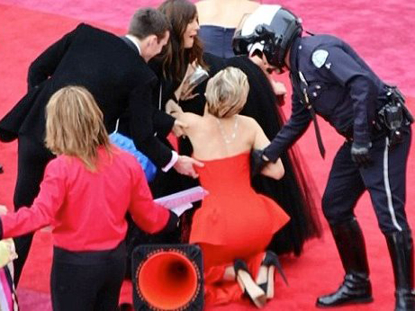 بالفيديو والصور: جنيفر لورانس تقع للمرة الثانية في حفل الأوسكار